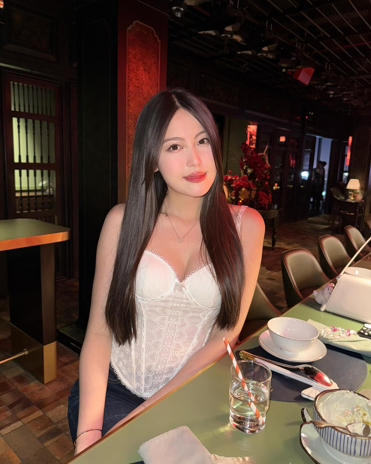 Dưới ánh đèn lung linh của nhà hàng sang trọng, nhan sắc của "bạn gái HIEUTHUHAI" càng thêm phần nổi bật.