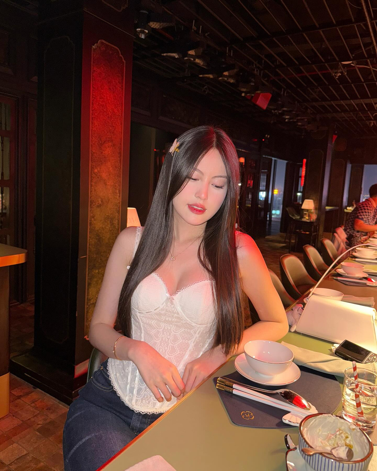 Lối trang điểm tự nhiên với tông hồng nhẹ cùng mái tóc dài suôn mượt giúp cô nàng toát lên vẻ ngọt ngào, thanh lịch.