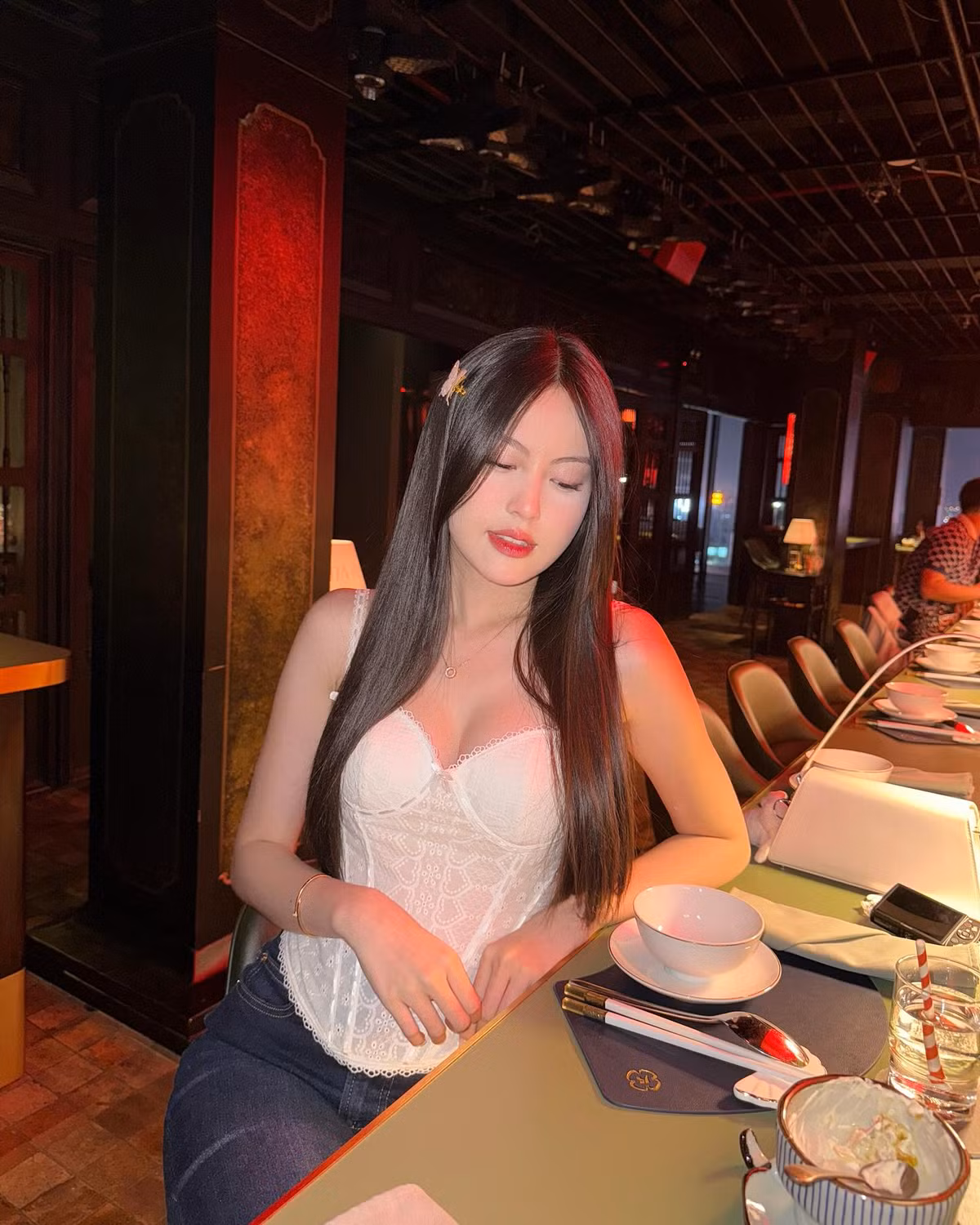 Lối trang điểm tự nhiên với tông hồng nhẹ cùng mái tóc dài suôn mượt giúp cô nàng toát lên vẻ ngọt ngào, thanh lịch.