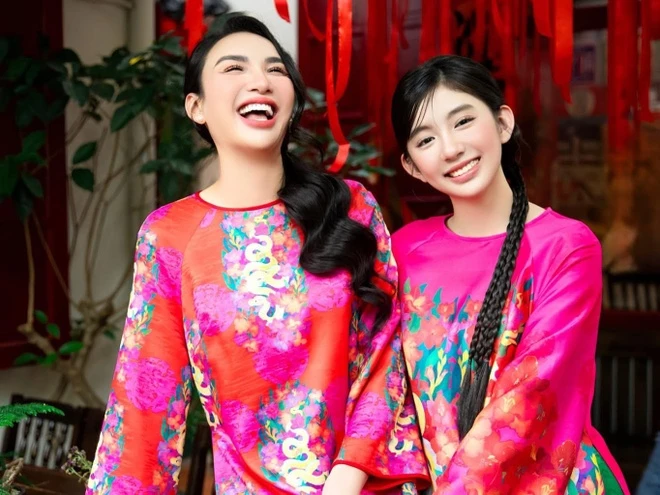 Con gái của Hoa hậu Ngọc Diễm - Nam Phương (biệt danh Chiko) đang trở thành tâm điểm chú ý trên mạng xã hội nhờ vẻ đẹp trong veo, thuần khiết ở tuổi 15 trong một đoạn video vỏn vẹn 30 giây được chia sẻ. Những hình ảnh của cô bé trong video với thần thái tự tin đã nhận được nhiều lời khen ngợi từ người hâm mộ.