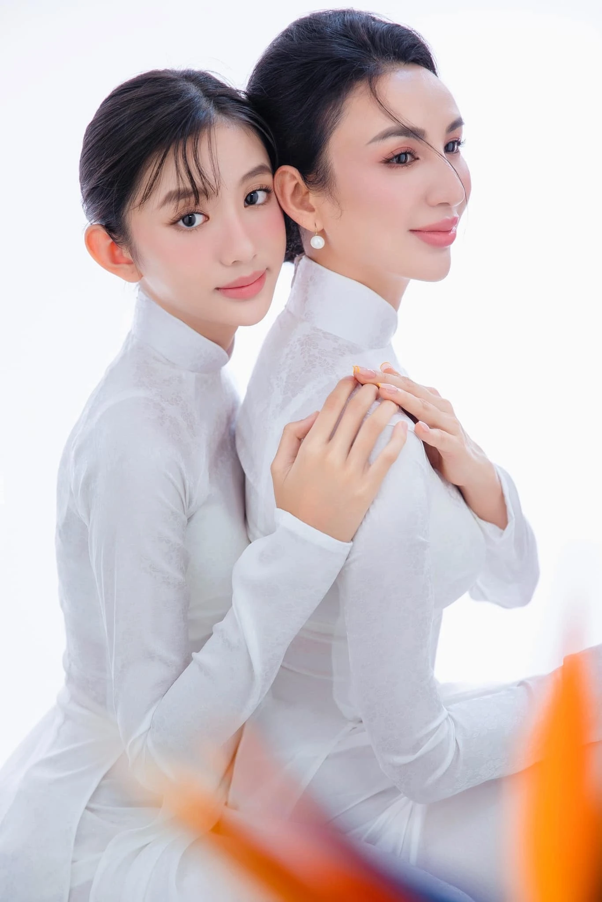 Hai mẹ con cũng thường xuyên thực hiện những bộ ảnh nghệ thuật. Xuất hiện bên cạnh mẹ, Nam Phương vẫn tỏa ra thần thái cực cuốn hút.