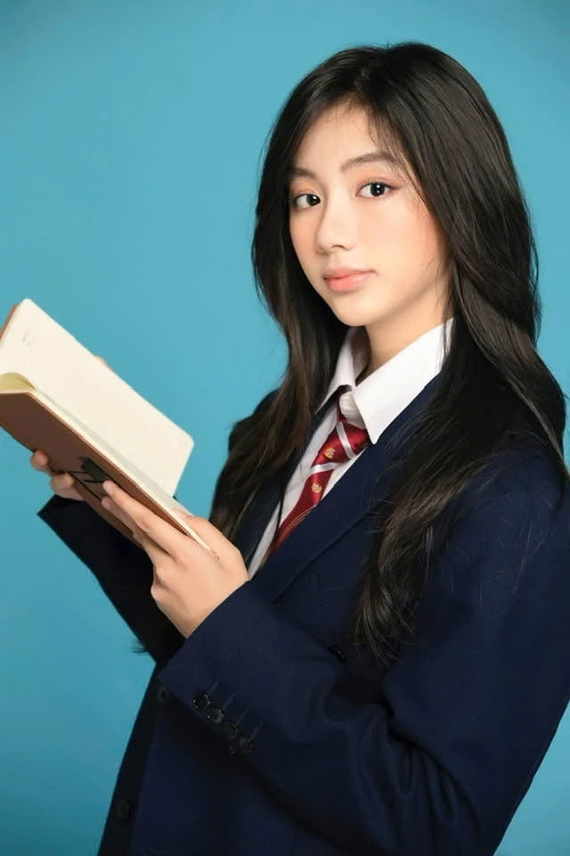 Cô nàng tuổi teen gây thương nhớ với thần thái dịu dàng, nền nã và đậm chất nàng thơ.