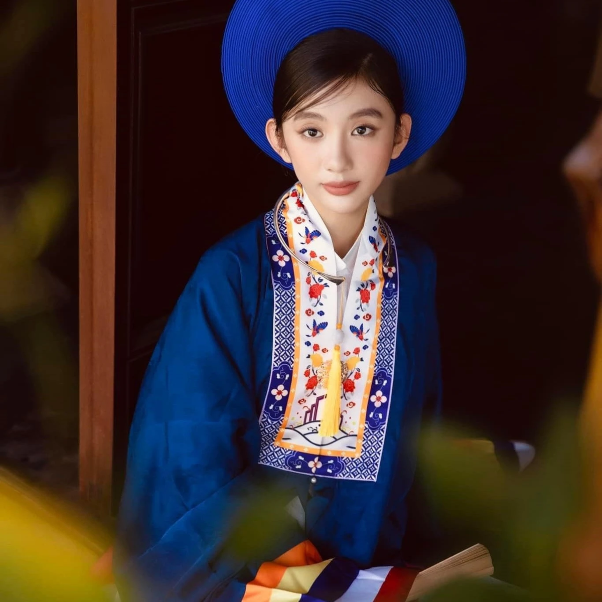 Trong đa số bộ hình nghệ thuật, Nam Phương diện áo dài hoặc trang phục truyền thống.