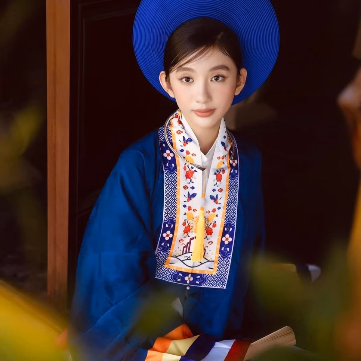 Trong đa số bộ hình nghệ thuật, Nam Phương diện áo dài hoặc trang phục truyền thống.