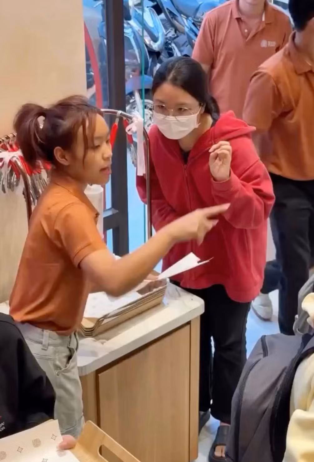 Có mẹ là danh hài nổi tiếng, nhà cũng sở hữu bất động sản đắt giá và sở hữu cuộc sống đủ đầy sung túc nhưng con gái Việt Hương không ỷ lại mà luôn muốn được trải nghiệm cuộc sống. Mới đây, nữ diễn viên Việt Hương đã khiến người hâm mộ không khỏi thích thú và ngưỡng mộ khi chia sẻ đoạn clip ghi lại khoảnh khắc con gái Elyza Nguyễn Phương Vy đang chăm chỉ làm thêm tại cửa hàng của gia đình.