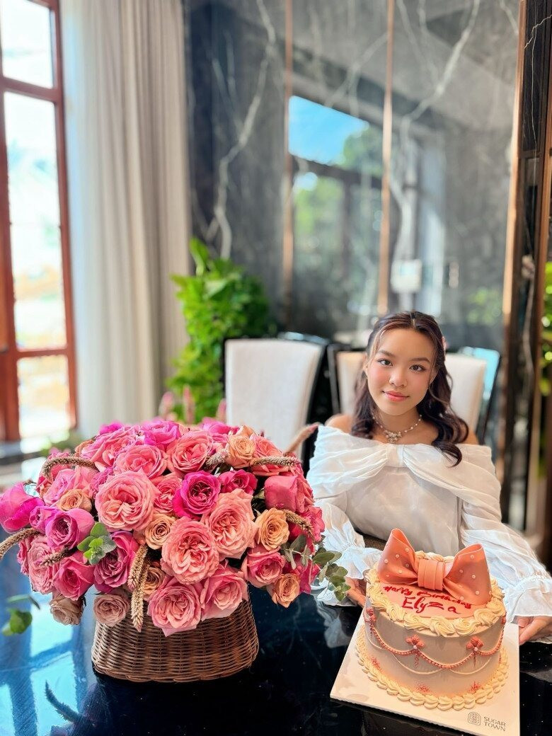 Elyza mong muốn tự lập từ sớm, trải nghiệm thực tế và học hỏi những kỹ năng cần thiết thay vì chỉ tận hưởng cuộc sống sung túc.