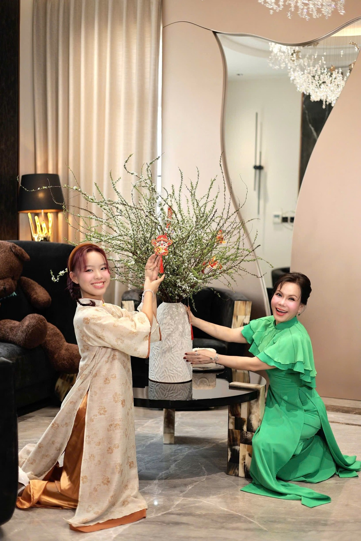 Việt Hương và Hoài Phương kết hôn năm 2004 và sinh bé Elyza (tên đầy đủ là Elyza Phương Vy) năm 2009.