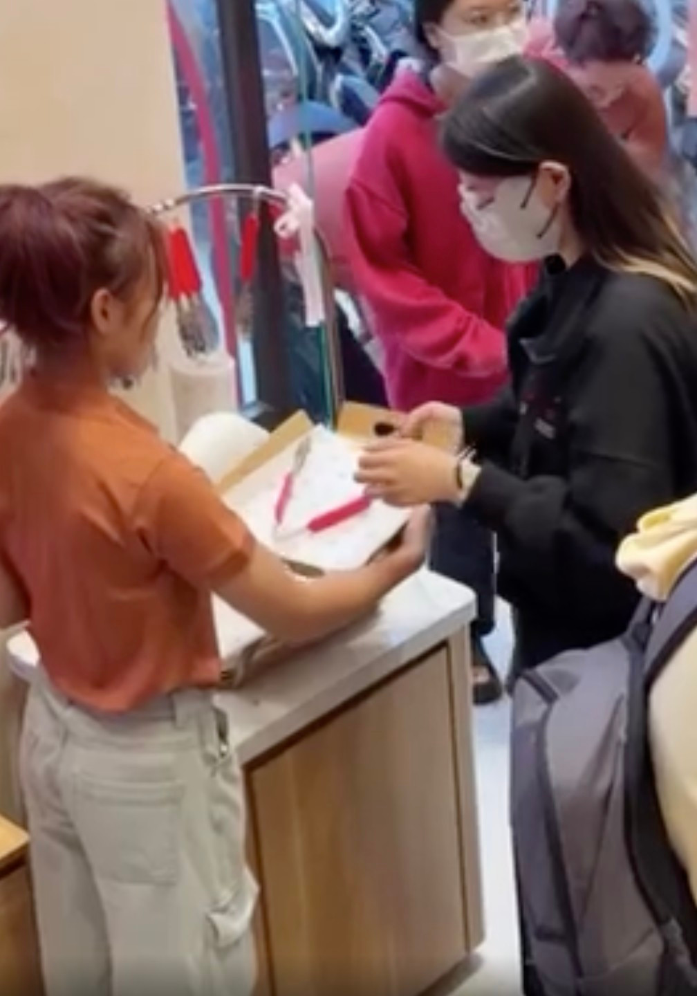 Theo đó, trong đoạn video được Việt Hương đăng tải trên trang cá nhân, cô bé Elyza nghiêm túc hướng dẫn, tư vấn cho khách hàng với thái độ chuyên nghiệp, tập trung. Cô nàng cũng ăn mặc vô cùng giản dị. Nữ diễn viên hài hước viết: "Cục vàng thì cũng bán hàng nha con. Con em đi bán khách hàng quay gửi em. Cả nhà ủng hộ con em còn về mai đi học".
