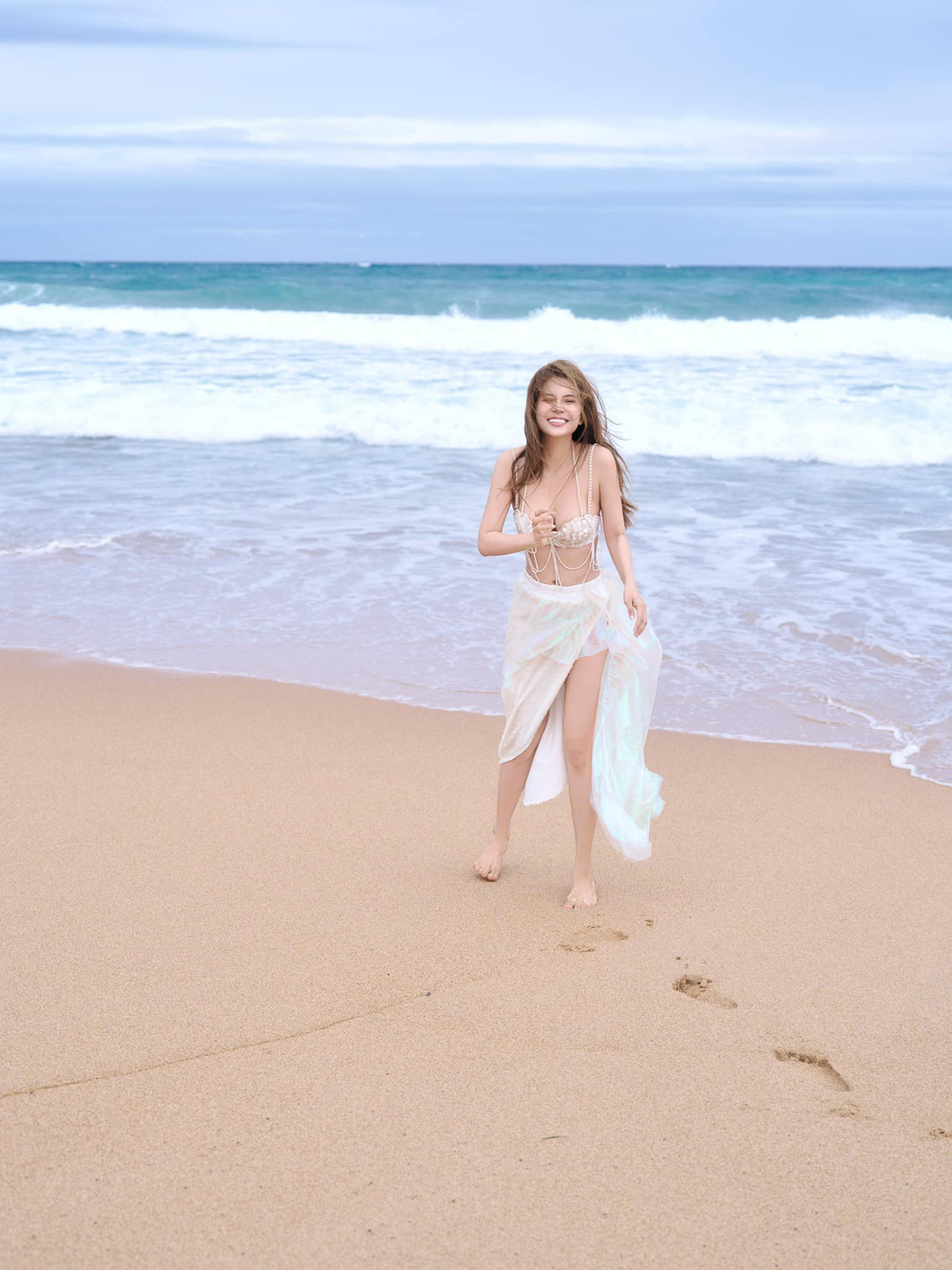 Set bikini được thiết kế tinh tế kết hợp với ngọc trai cùng họa tiết vảy cá ấn tượng tôn lên đường nét cơ thể của cô nàng.