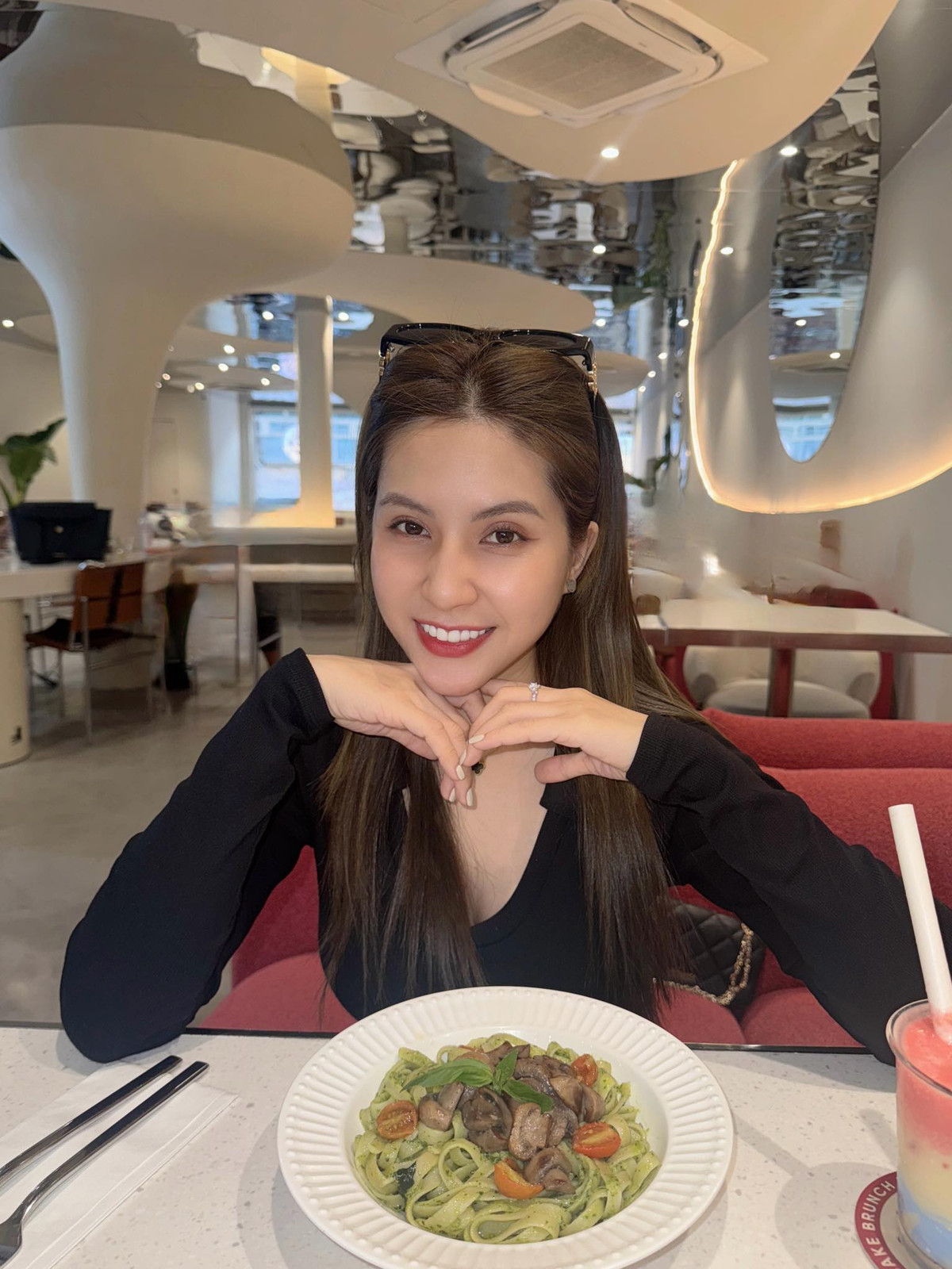 Để giữ được thân hình "vạn người mê", Thiên An thực hiện chế độ ăn uống khoa học kết hợp tập luyện yoga và gym đều đặn để duy trì vóc dáng thon gọn.