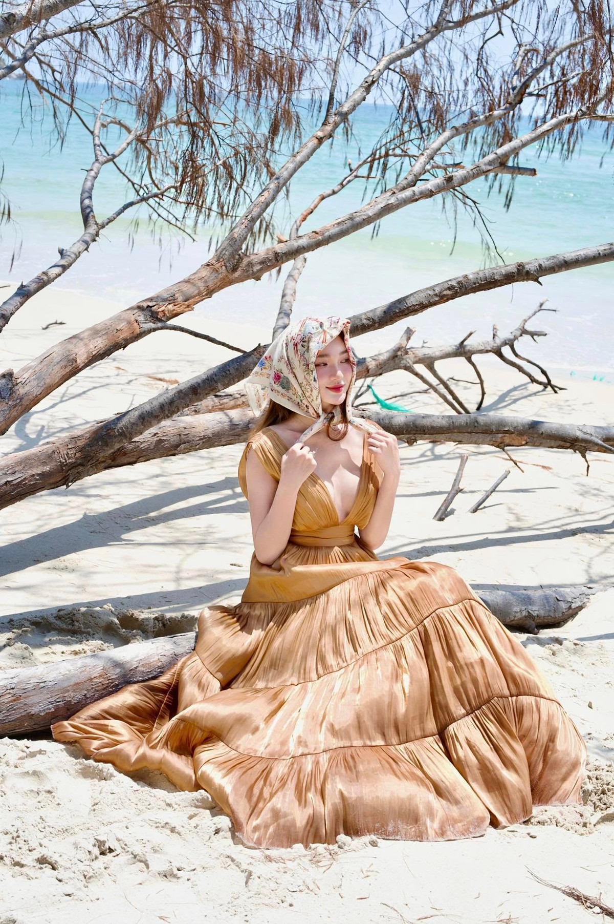 Loạt ảnh check-in với biển mới đây được nàng hot girl xứ Nghệ Nguyễn Ngọc Nữ đăng tải đã thu hút nhiều sự chú ý của người theo dõi. Diện một chiếc váy maxi màu nâu đồng, thiết kế xếp tầng bồng bềnh, Ngọc Nữ hóa thân thành nàng thơ giữa không gian biển xanh, cát trắng, nắng vàng. Mái tóc buông xõa nhẹ nhàng cùng nụ cười rạng rỡ giúp cô tỏa sáng trong từng khung hình.