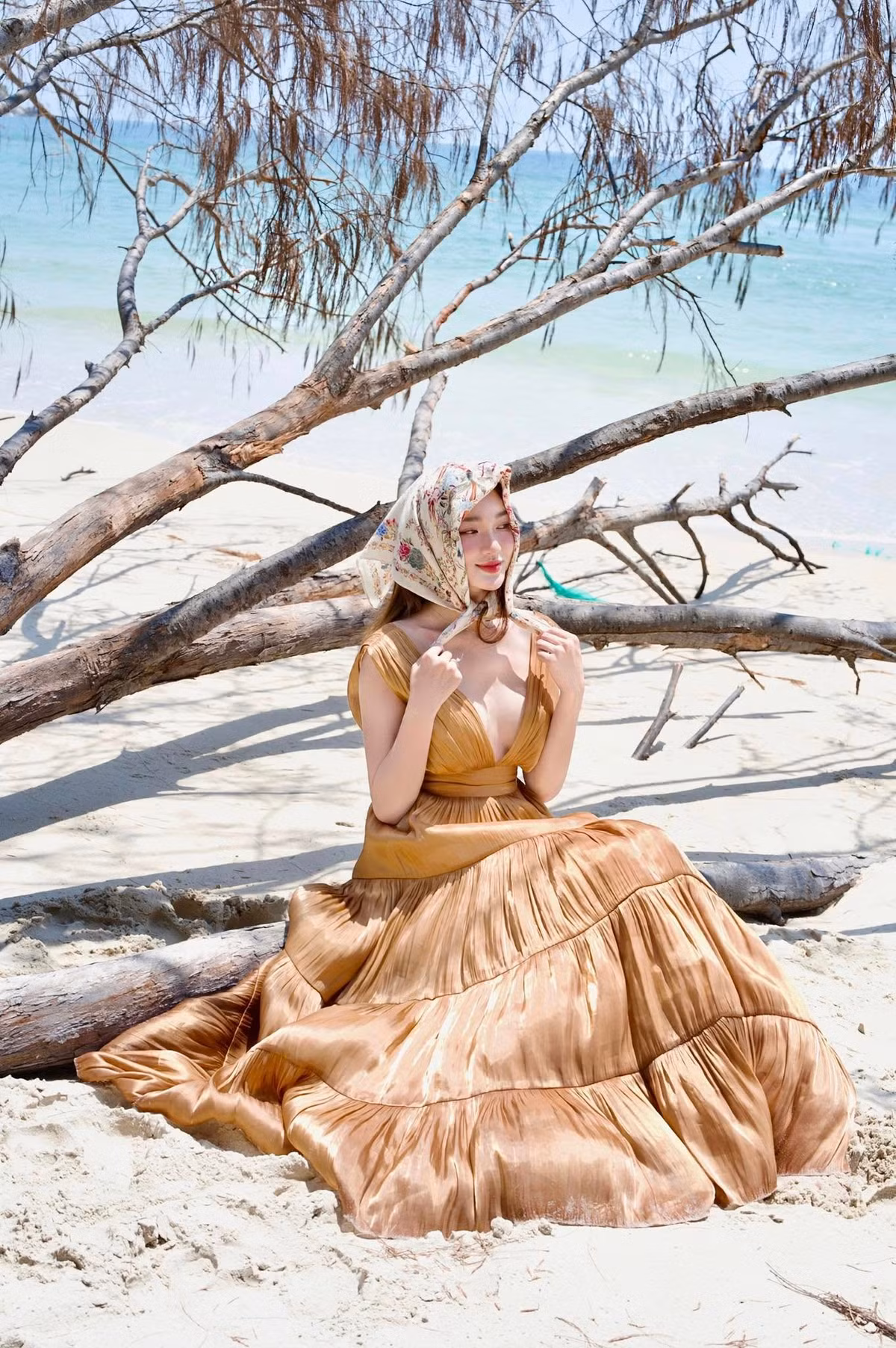 Loạt ảnh check-in với biển mới đây được nàng hot girl xứ Nghệ Nguyễn Ngọc Nữ đăng tải đã thu hút nhiều sự chú ý của người theo dõi. Diện một chiếc váy maxi màu nâu đồng, thiết kế xếp tầng bồng bềnh, Ngọc Nữ hóa thân thành nàng thơ giữa không gian biển xanh, cát trắng, nắng vàng. Mái tóc buông xõa nhẹ nhàng cùng nụ cười rạng rỡ giúp cô tỏa sáng trong từng khung hình.