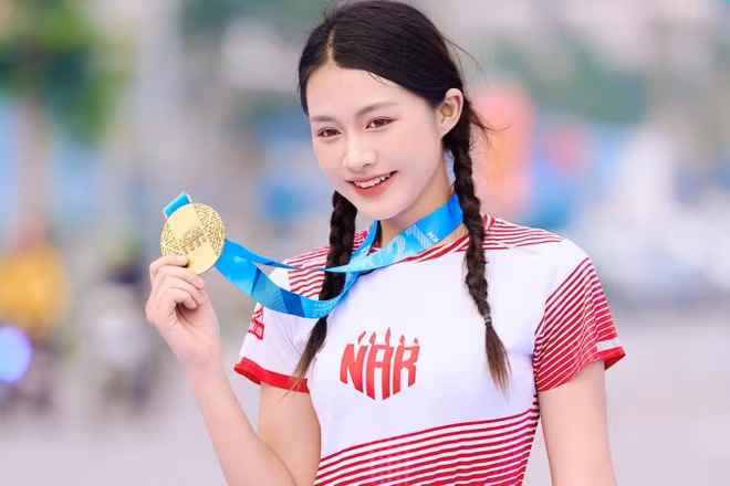 Trước đó, cô nàng cũng từng được nhiều người biết đến với loạt ảnh mặc áo Đoàn thanh niên, khi đang tham dự một kỳ đại hội Đoàn.