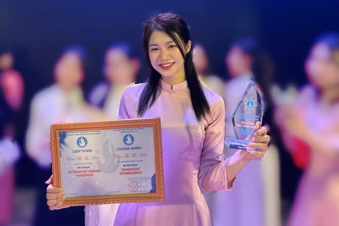 Cô gái sinh năm 2003 hiện là sinh viên năm cuối ngành Giáo dục Tiểu học tại Đại học Vinh và có thành tích học tập tốt, là sinh viên giỏi các năm qua.