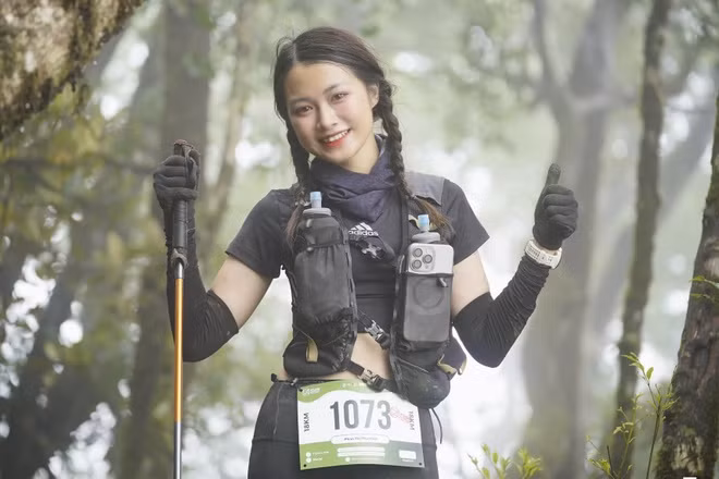 Mới đây, hình ảnh Phan Thị Thu Hiền, nữ runner tham gia đường chạy 21 km tại Hà Tĩnh, đã nhận được sự quan tâm lớn từ cộng đồng yêu thích thể thao. Hình ảnh cô nàng vừa hoàn thành đường chạy được một fanpage lớn đăng tải, thu hút hàng nghìn lượt yêu thích.