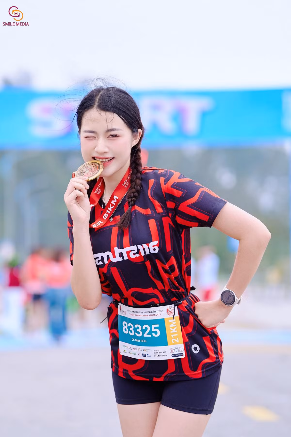 Cô nàng hiện đang giữ chức lớp trưởng, có thành tích học tập tốt, năng nổ trong việc tham gia các hoạt động của khoa, trường và được đánh giá cao.