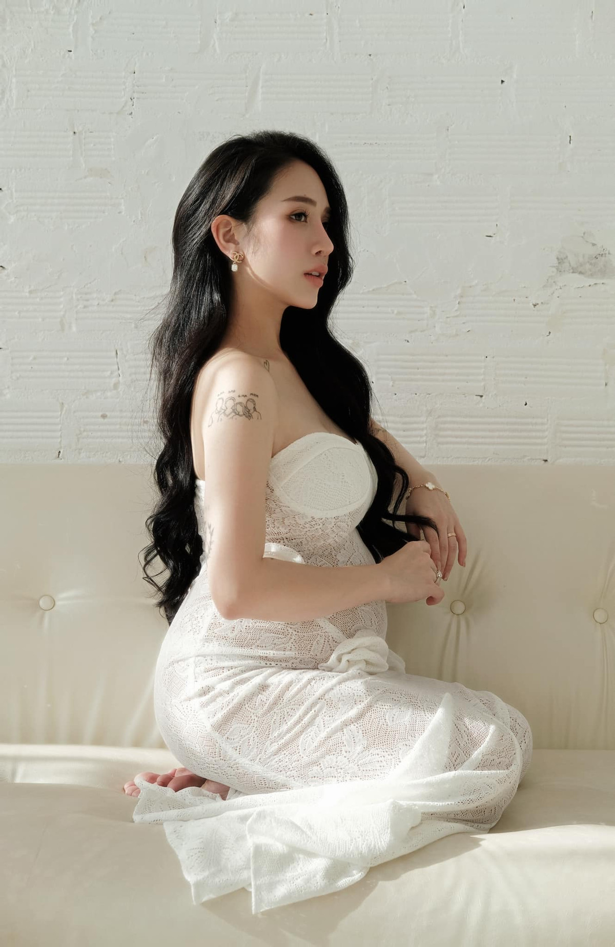 Bên cạnh đó, loạt hình xăm nhỏ trên cơ thể càng làm tăng thêm vẻ cá tính cho cô nàng.