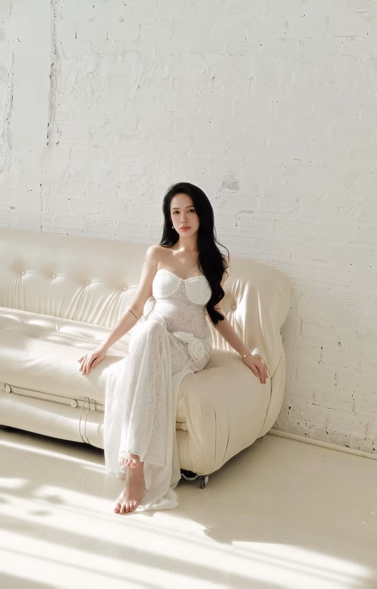 Joyce Phạm diện chiếc đầm ren trắng tinh tế, khéo léo tôn lên đường cong cơ thể. Dáng váy ôm sát, điểm xuyết hoa nổi mang lại vẻ đẹp nữ tính, thanh lịch nhưng không kém phần quyến rũ.
