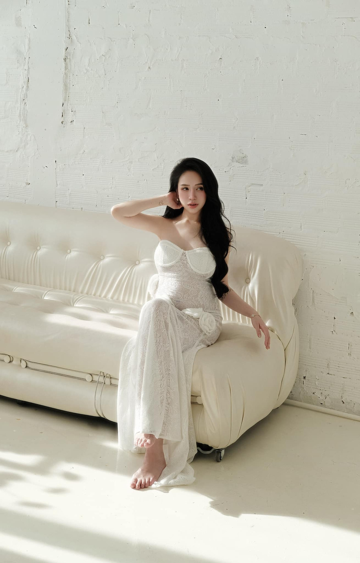 Gương mặt trang điểm nhẹ nhàng nhưng toát lên khí chất sang trọng, đẳng cấp của một rich kid chính hiệu.