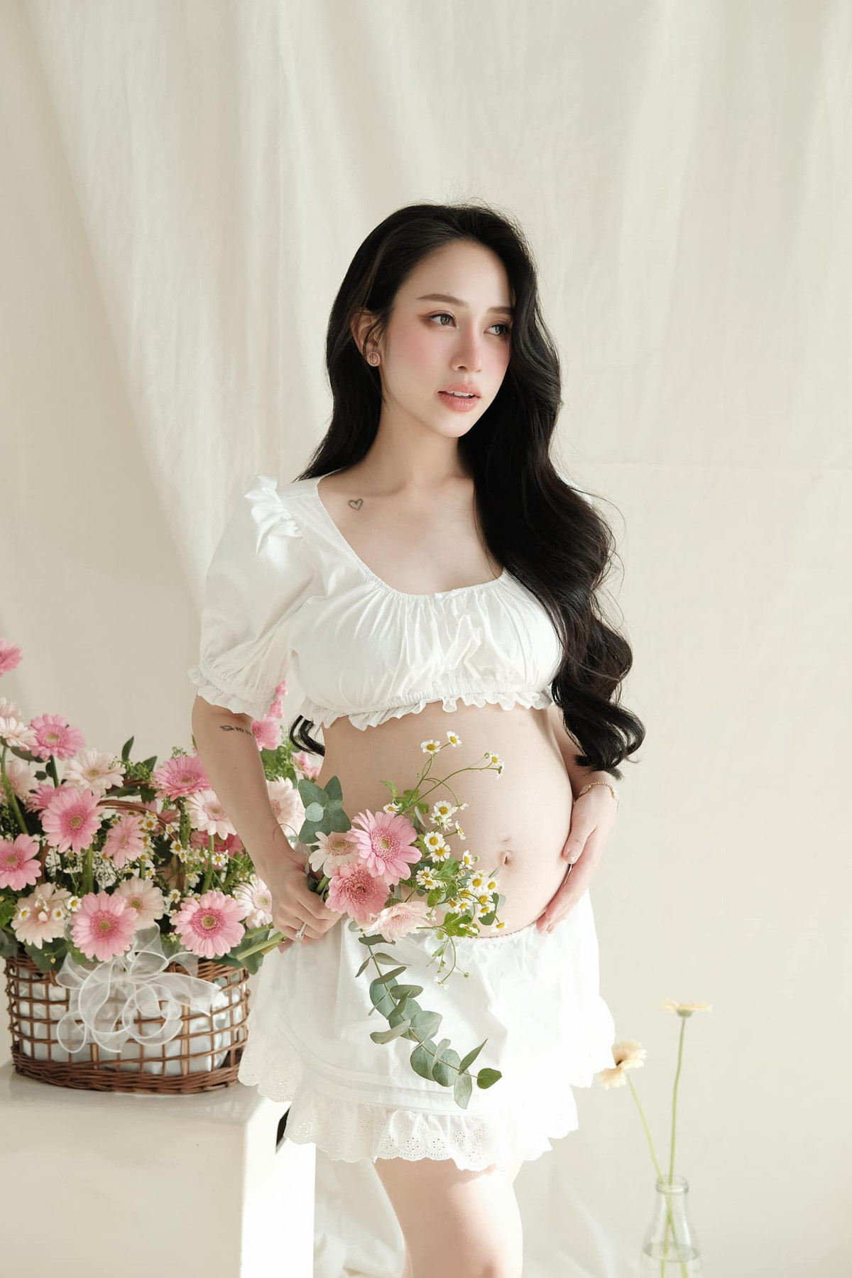 Không chỉ viên mãn trong hôn nhân, Joyce Phạm còn kinh doanh thành công và có cuộc sống giàu sang đáng ngưỡng mộ. Cô thường xuyên chia sẻ những khoảnh khắc du lịch sang chảnh, sử dụng hàng hiệu đắt đỏ, chứng minh đẳng cấp của một rich kid chính hiệu.