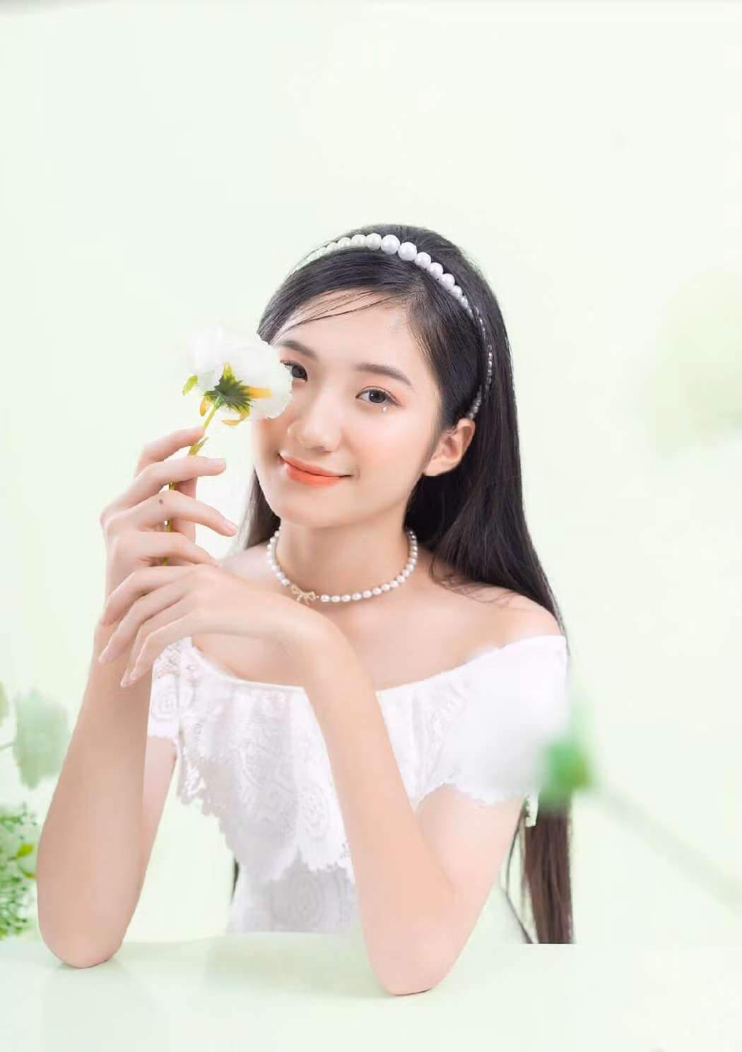 Ngọc Anh sở hữu đường nét gương mặt xinh xắn, nhẹ nhàng trong trẻo.