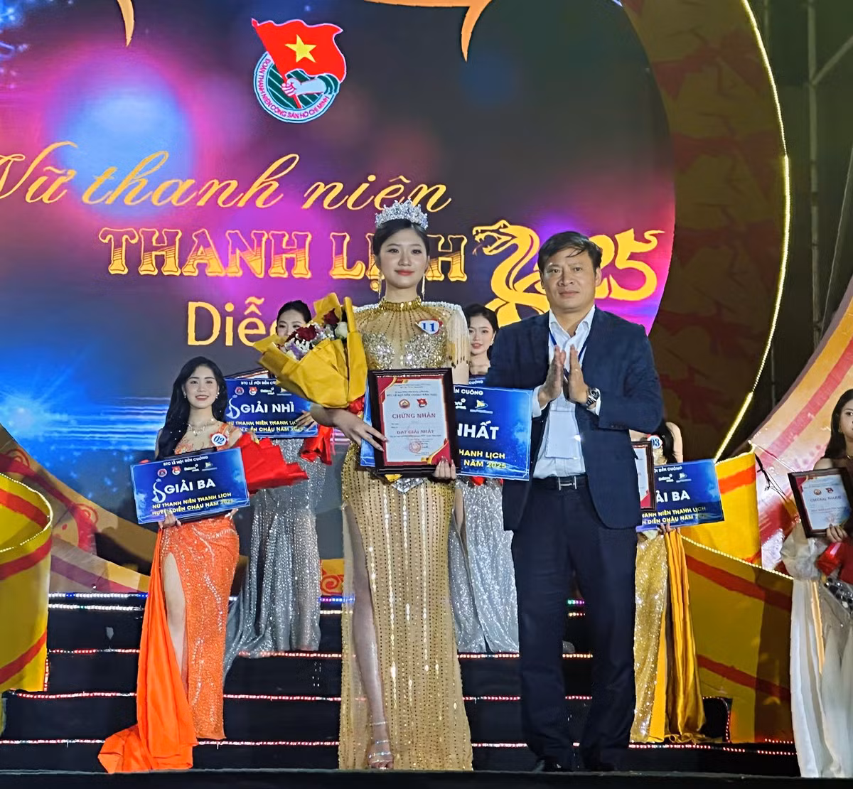 Dù chỉ là một cuộc thi được tổ chức ở địa phương, thế nhưng dàn người đẹp được giải do ban tổ chức chọn ra khiến nhiều người phải xuýt xoa, đặc biệt là cô gái xuất sắc giành giải nhất.