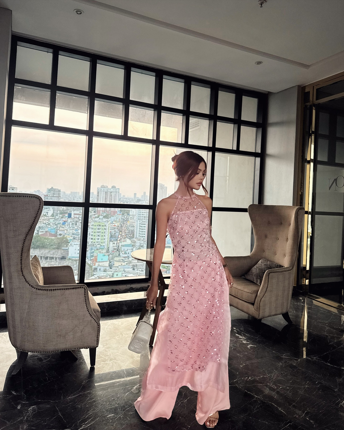 Với vẻ đẹp lai Tây sắc sảo, kết hợp cùng trang phục mang đậm dấu ấn văn hóa Việt, cô nàng nhanh chóng trở thành tâm điểm bàn luận của cộng đồng mạng.