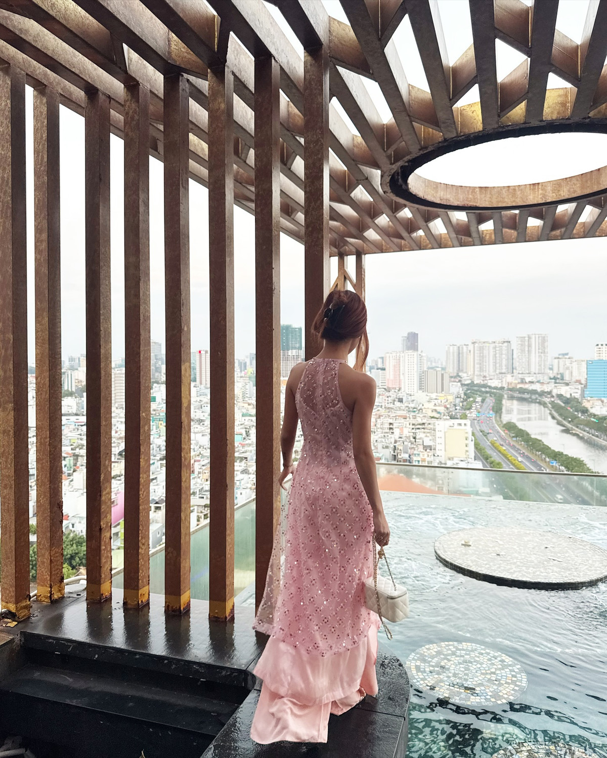 "Nữ thần thì vẫn là nữ thần", "bà này mặc áo dài Việt nghe hợp quá chừng nghe", "người ta mặc áo dài Việt mà nhìn không biết cứ tưởng người Việt luôn không đó" - fan Việt hào hứng bình luận.