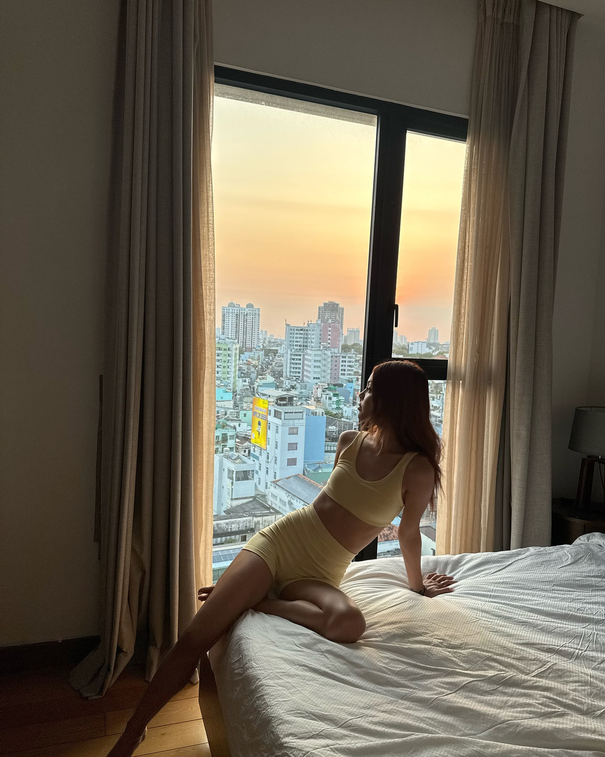 Cô được biết đến nhiều với hình tượng "IT Girl" trong giới làm đẹp và từng hợp tác với nhiều thương hiệu mỹ phẩm đình đám.