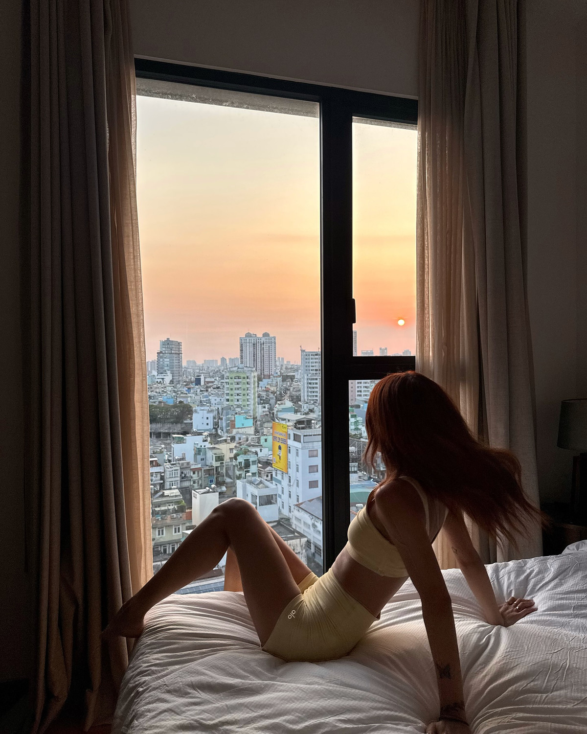 Lily Maymac, tên thật là Lily Macapinlac, là một hot girl gốc Úc – Philippines từng gây bão mạng xã hội nhờ gương mặt lai cuốn hút, đôi môi dày quyến rũ và phong cách thời trang sành điệu.