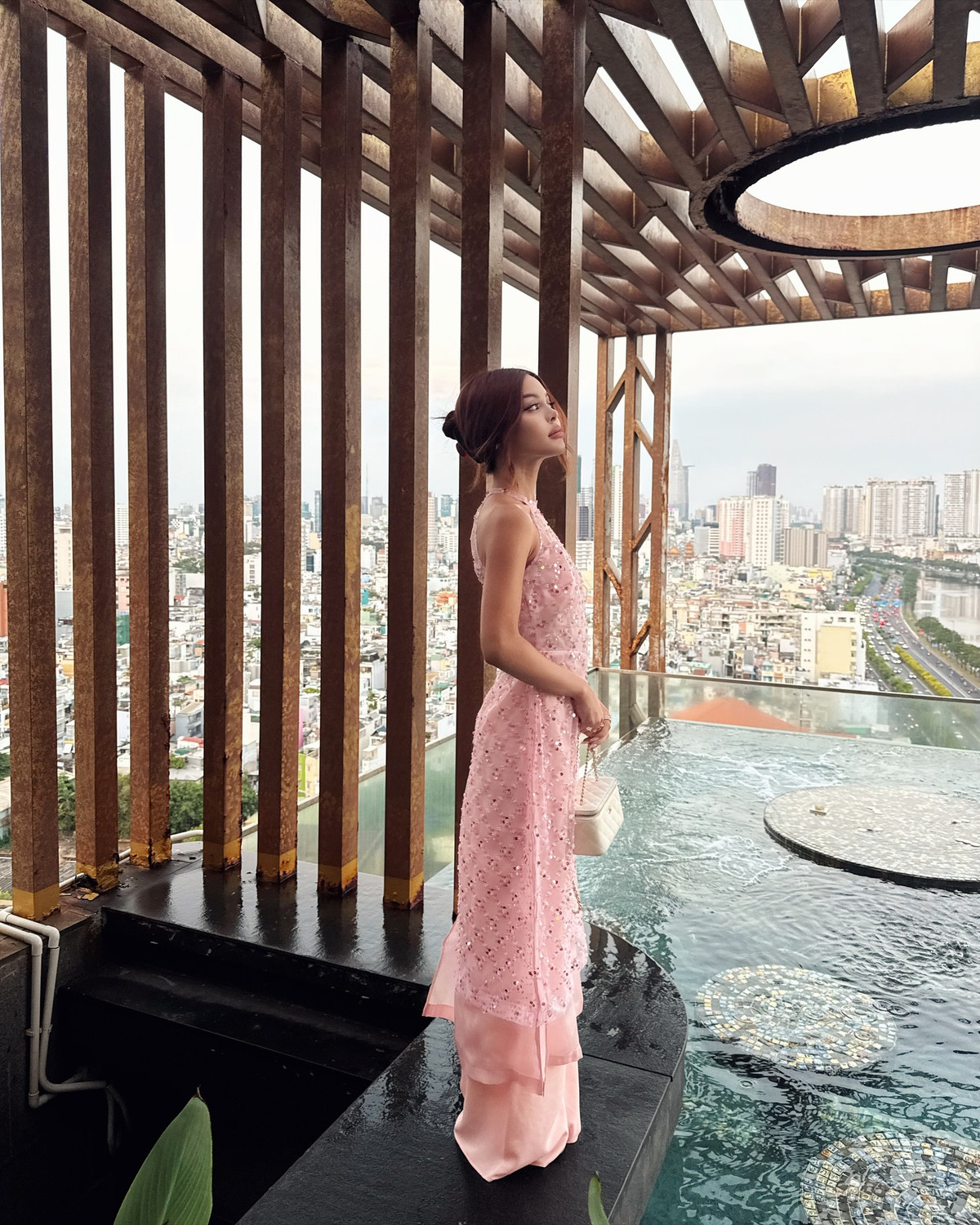 Sau đó, hot girl Philippines tiếp tục chia sẻ hình ảnh diện thiết kế lấy cảm hứng từ áo dài màu hồng pastel nổi bật. Dưới bài đăng, cô cũng để lại dòng chú thích kết hợp tiếng Anh và tiếng Việt, thể hiện sự yêu mến đối với mảnh đất hình chữ S: “Cảm ơn Việt Nam. Wearing the ao dai, ate so good, could eat more” (tạm dịch: “Mặc áo dài, ăn nhiều món ngon, có thể ăn thêm nữa”).