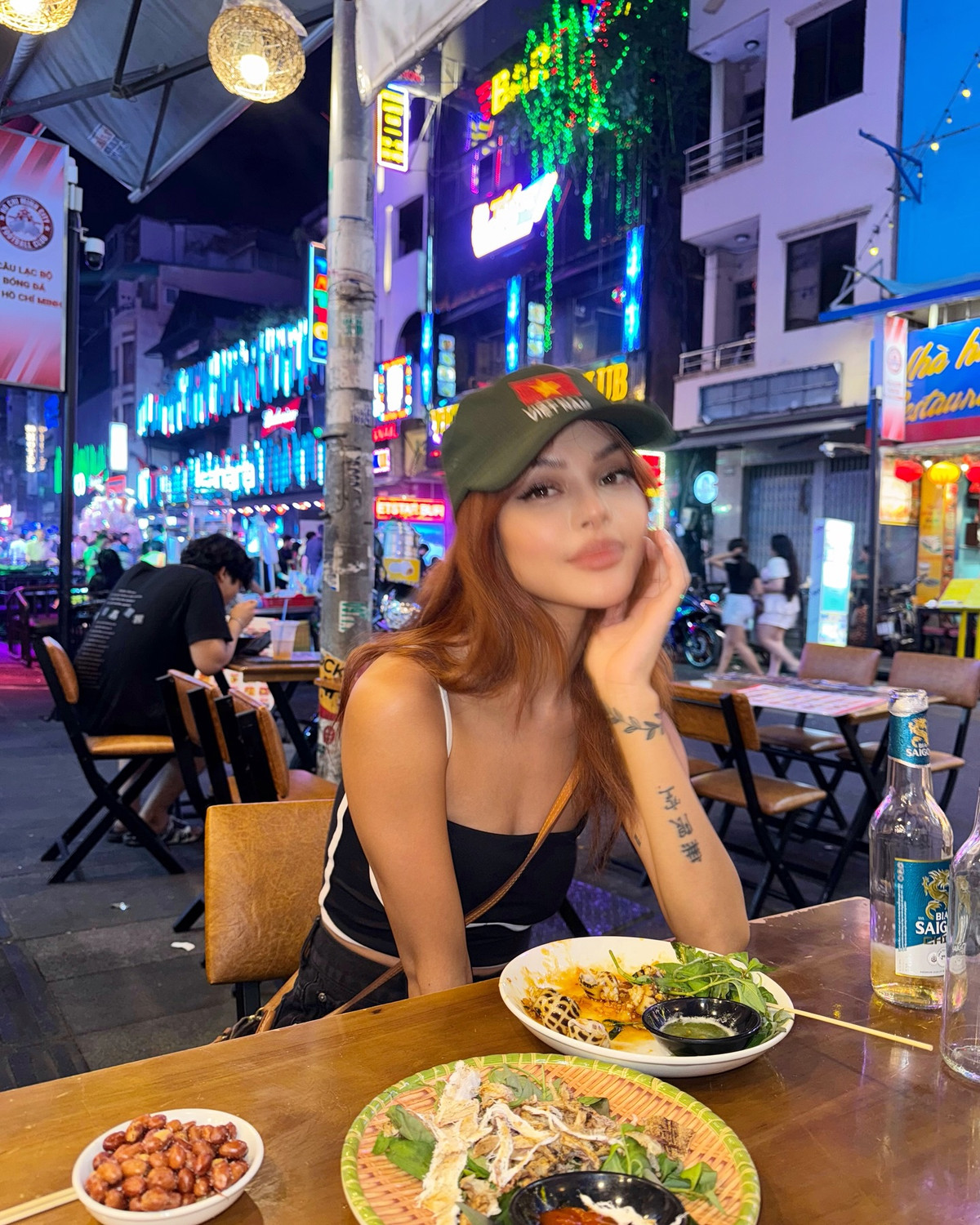 Lily Maymac cũng chia sẻ loạt ảnh đồ ăn đường phố mà cô có cơ hội thưởng thức tại Việt Nam như bánh mì chảo, bánh xèo, bún chả, ốc,... Trong một tấm hình ngồi ăn tại hàng quán vỉa hè, hot girl sinh năm 1994 đội một chiếc mũ lưỡi trai in dòng chữ “Việt Nam” và lá cờ đỏ sao vàng.