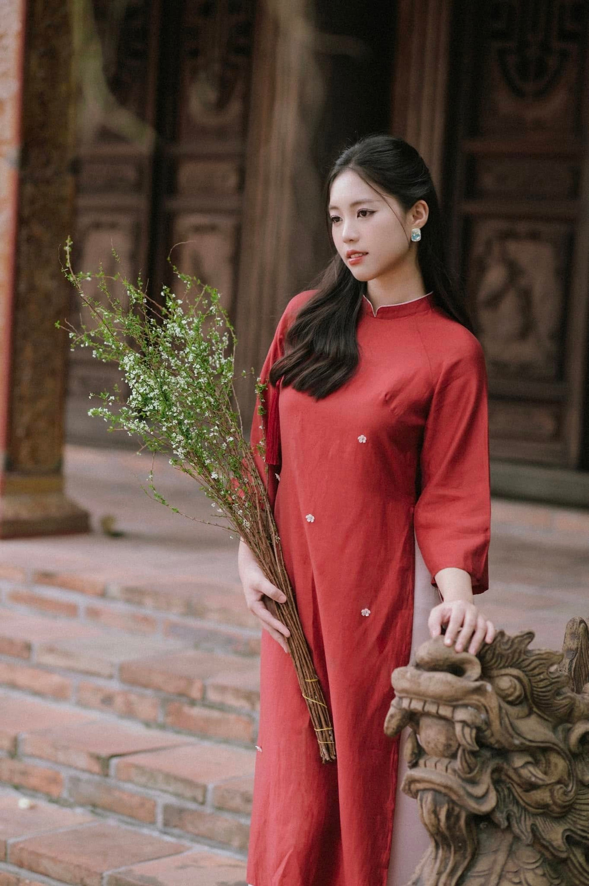 Trưởng thành trong một gia đình như vậy đã trở thành nguồn động lực thôi thúc Châu Anh quyết định khoác lên mình màu áo xanh. Cô chọn học tại Đại học Văn hóa Nghệ thuật Quân đội để vừa phát triển tài năng âm nhạc, vừa phát huy truyền thống gia đình.