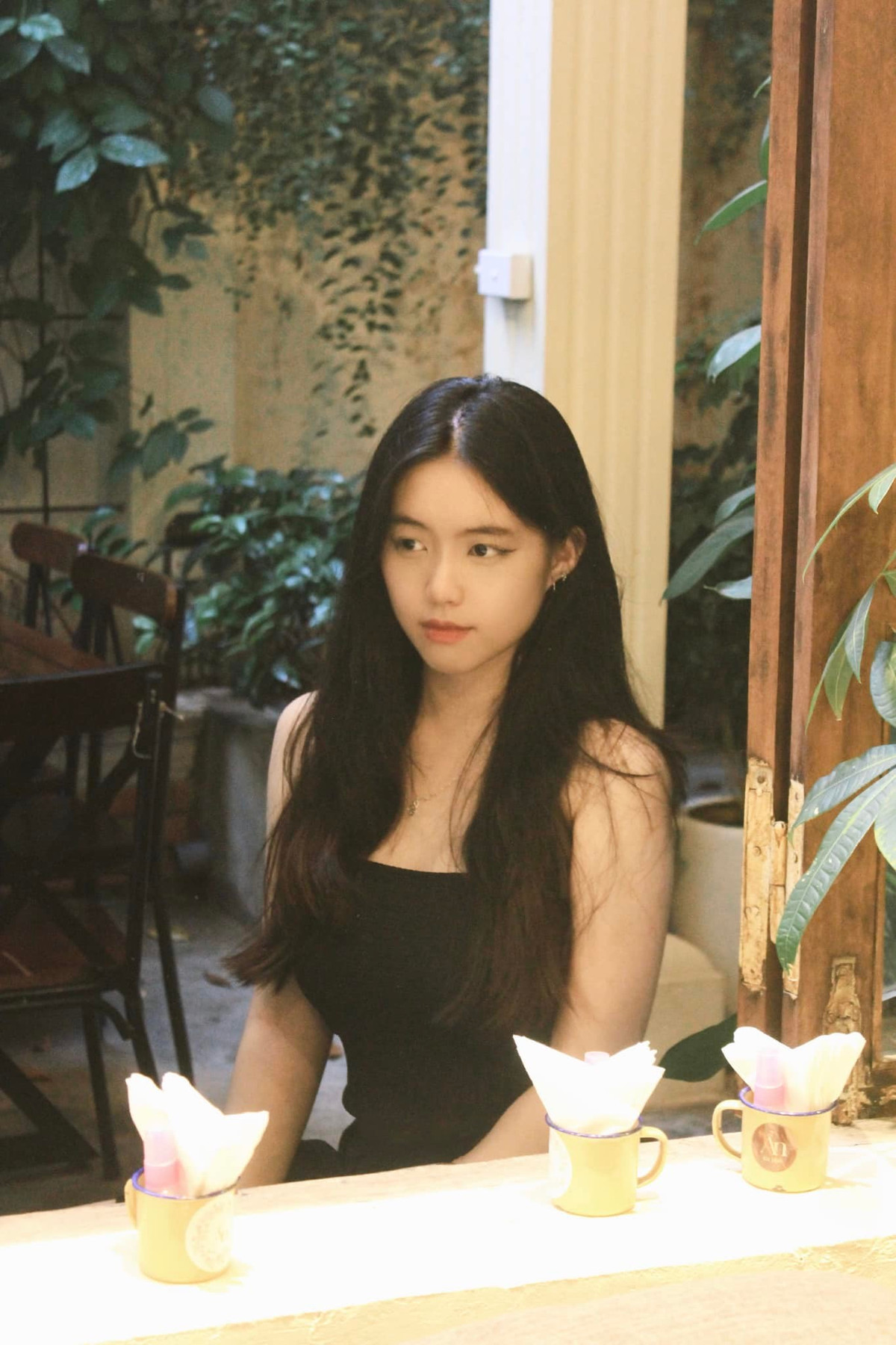 Châu Anh sinh ra trong một gia đình có bề dày truyền thống cách mạng, có ông nội là một người lính đầy kiên trung, từng viết đơn xin nhập ngũ bằng máu và bố là một sĩ quan cấp cao trong quân đội.