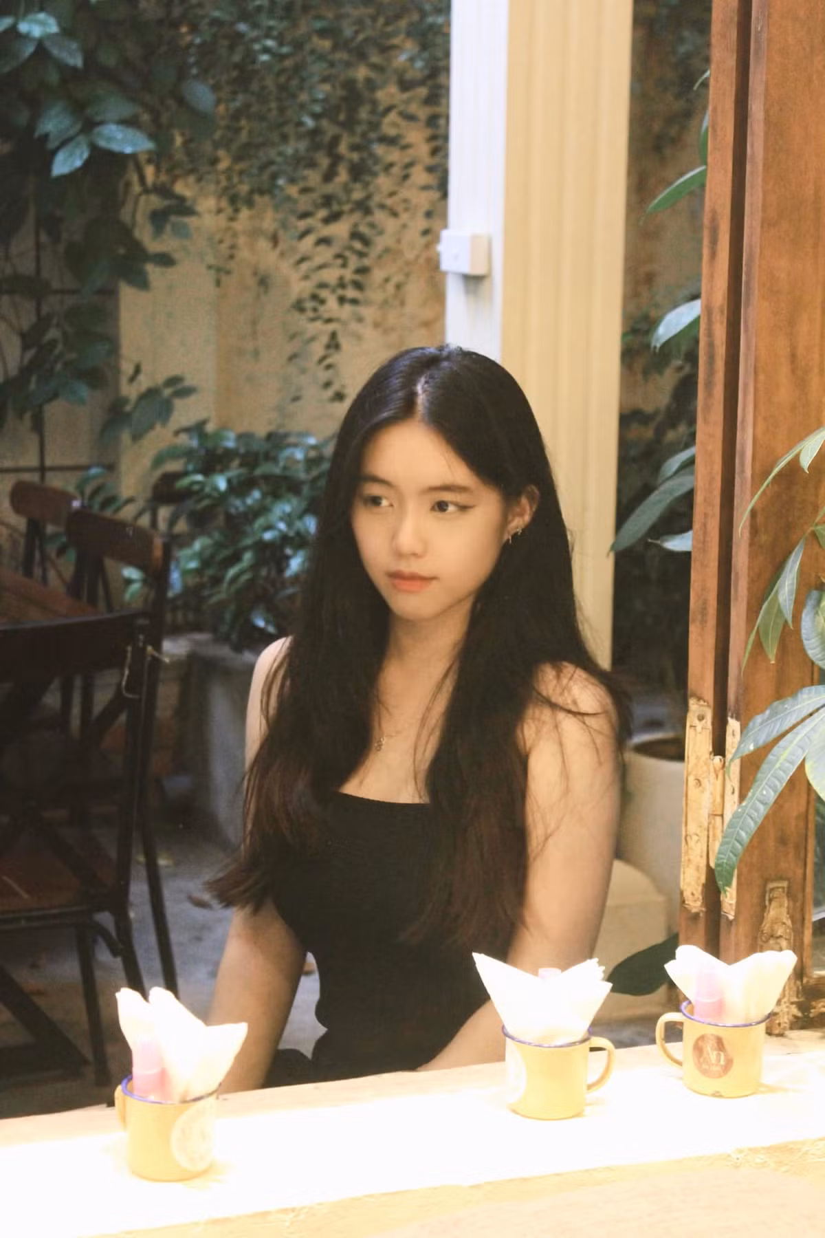 Châu Anh sinh ra trong một gia đình có bề dày truyền thống cách mạng, có ông nội là một người lính đầy kiên trung, từng viết đơn xin nhập ngũ bằng máu và bố là một sĩ quan cấp cao trong quân đội.