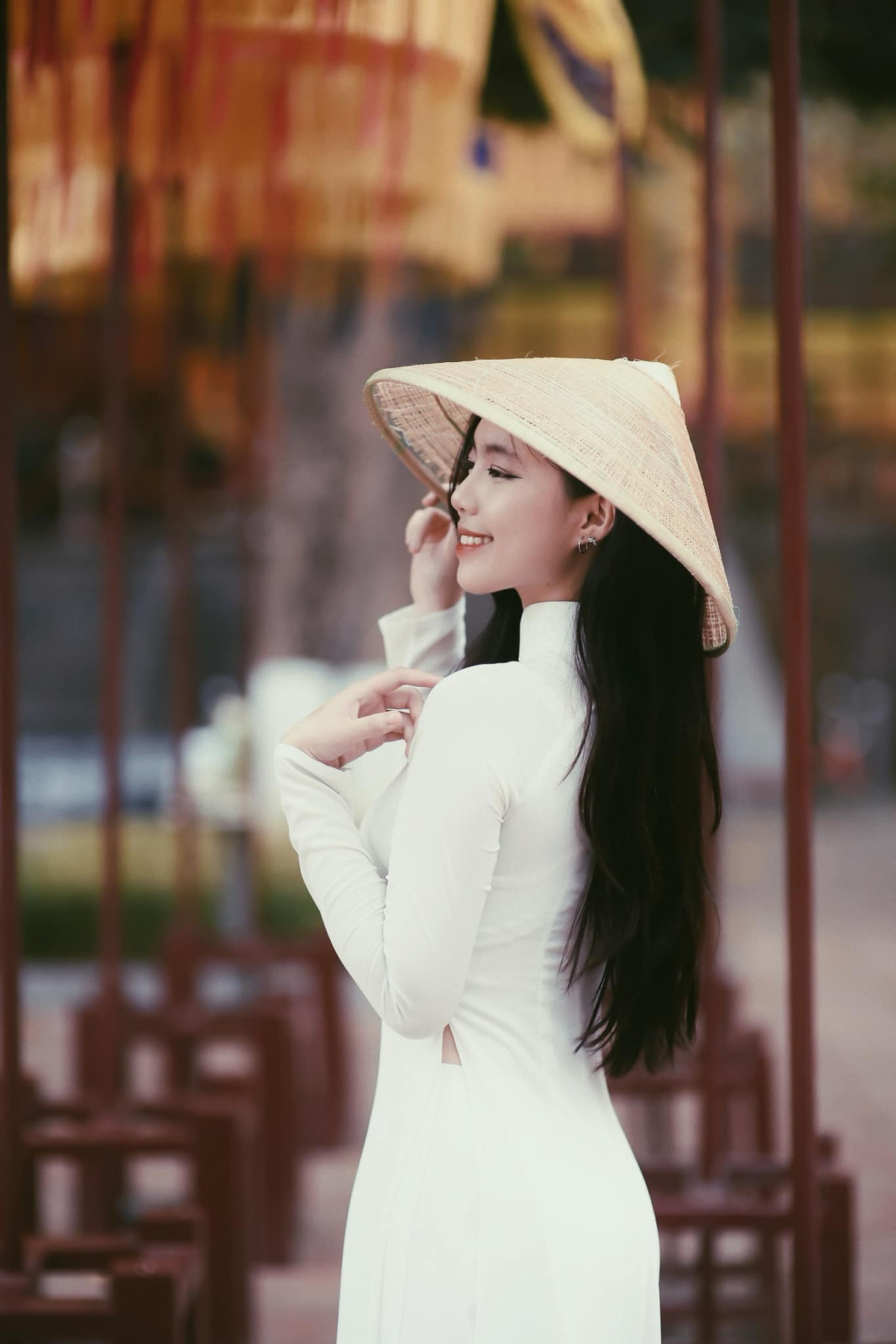 Nữ quân nhân đẹp rạng ngời, dịu dàng trong tà áo dài trắng truyền thống.