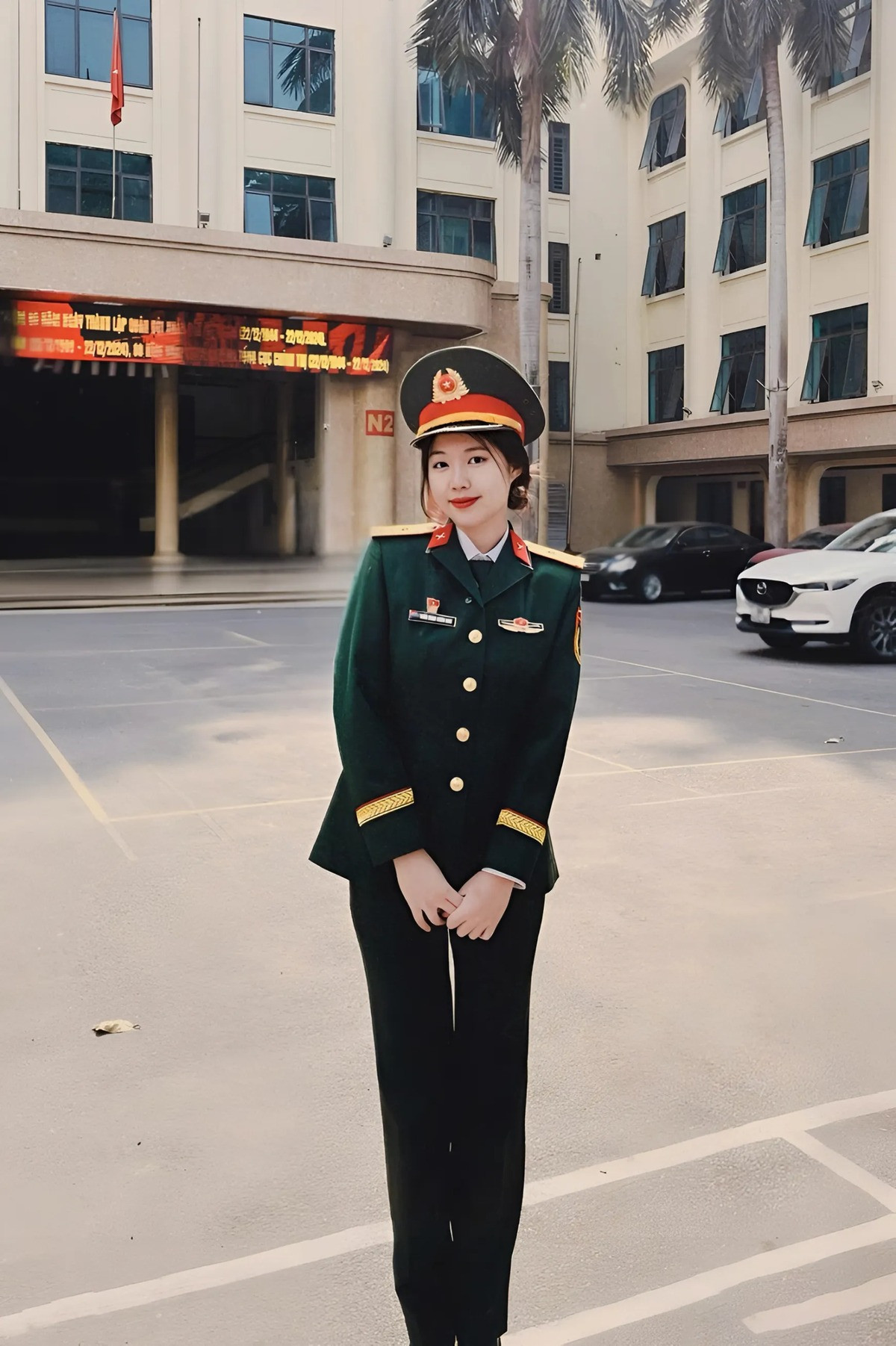 Hình ảnh một nữ thiếu úy quân nhân chuyên nghiệp tham dự "đấu trường sắc đẹp" Hoa hậu Việt Nam 2024 đã thu hút sự chú ý của cộng đồng mạng thời gian qua. Cô nàng là Trần Ngọc Châu Anh, sinh năm 2003, đến từ Hà Nội, sinh viên chuyên ngành Piano tại Học viện Âm nhạc quốc gia Việt Nam.