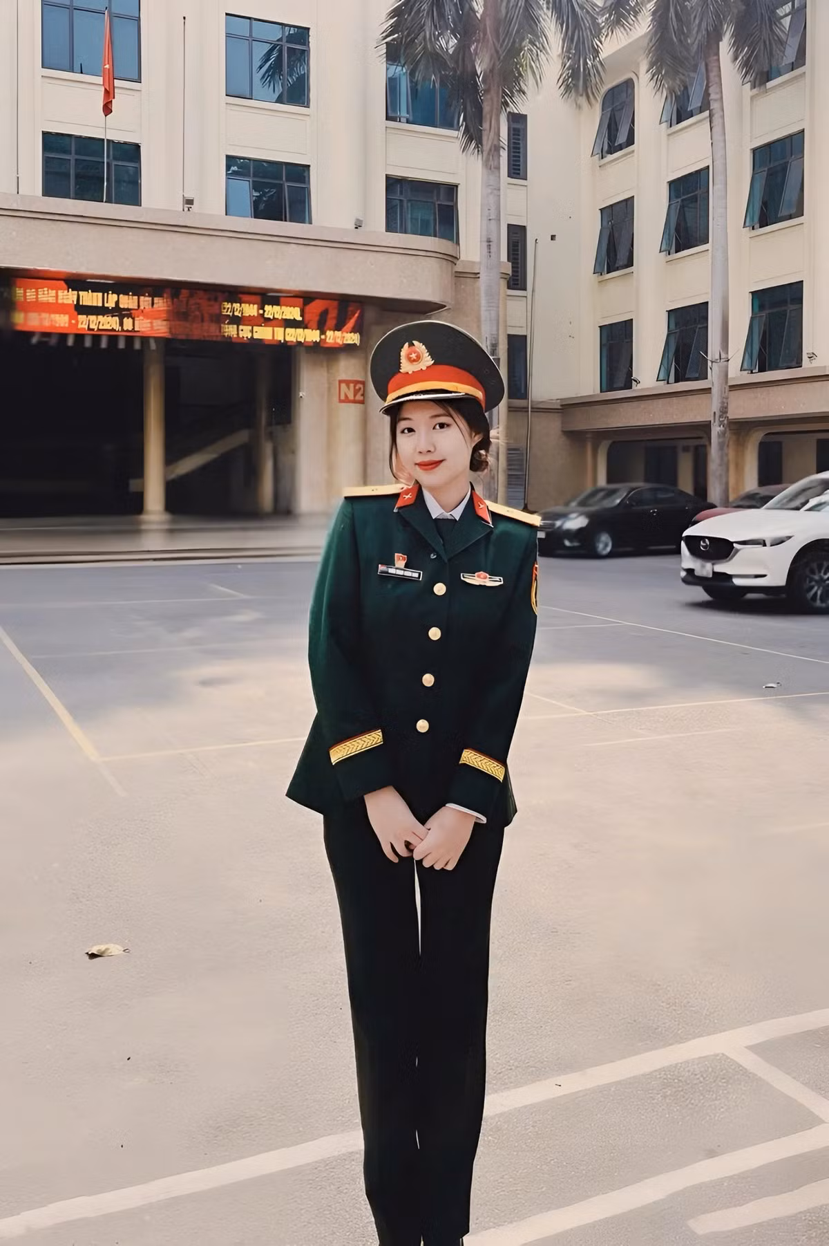 Hình ảnh một nữ thiếu úy quân nhân chuyên nghiệp tham dự "đấu trường sắc đẹp" Hoa hậu Việt Nam 2024 đã thu hút sự chú ý của cộng đồng mạng thời gian qua. Cô nàng là Trần Ngọc Châu Anh, sinh năm 2003, đến từ Hà Nội, sinh viên chuyên ngành Piano tại Học viện Âm nhạc quốc gia Việt Nam.
