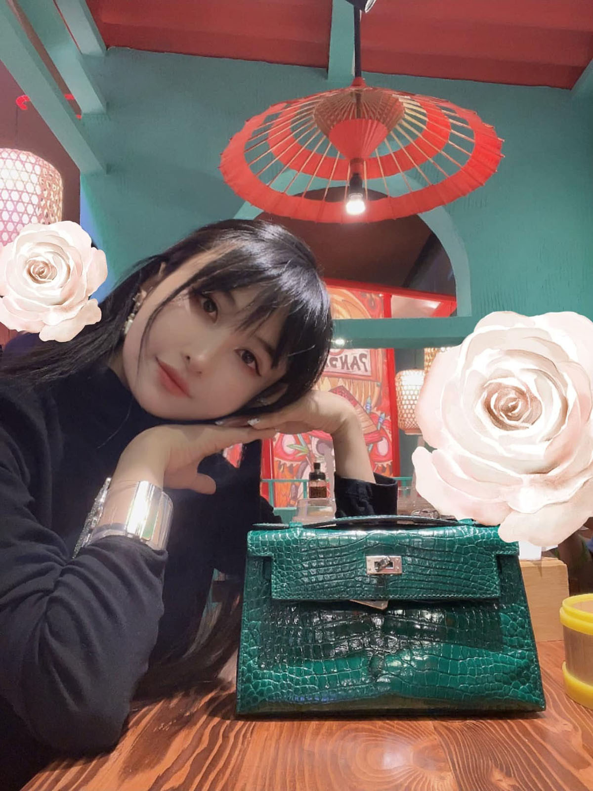 Hermes Kelly 25 Alligator Vert Emerald sử dụng chất liệu da cá sấu sông Nile, được may thủ công 100% cũng có mức giá hơn 2 tỷ đồng.