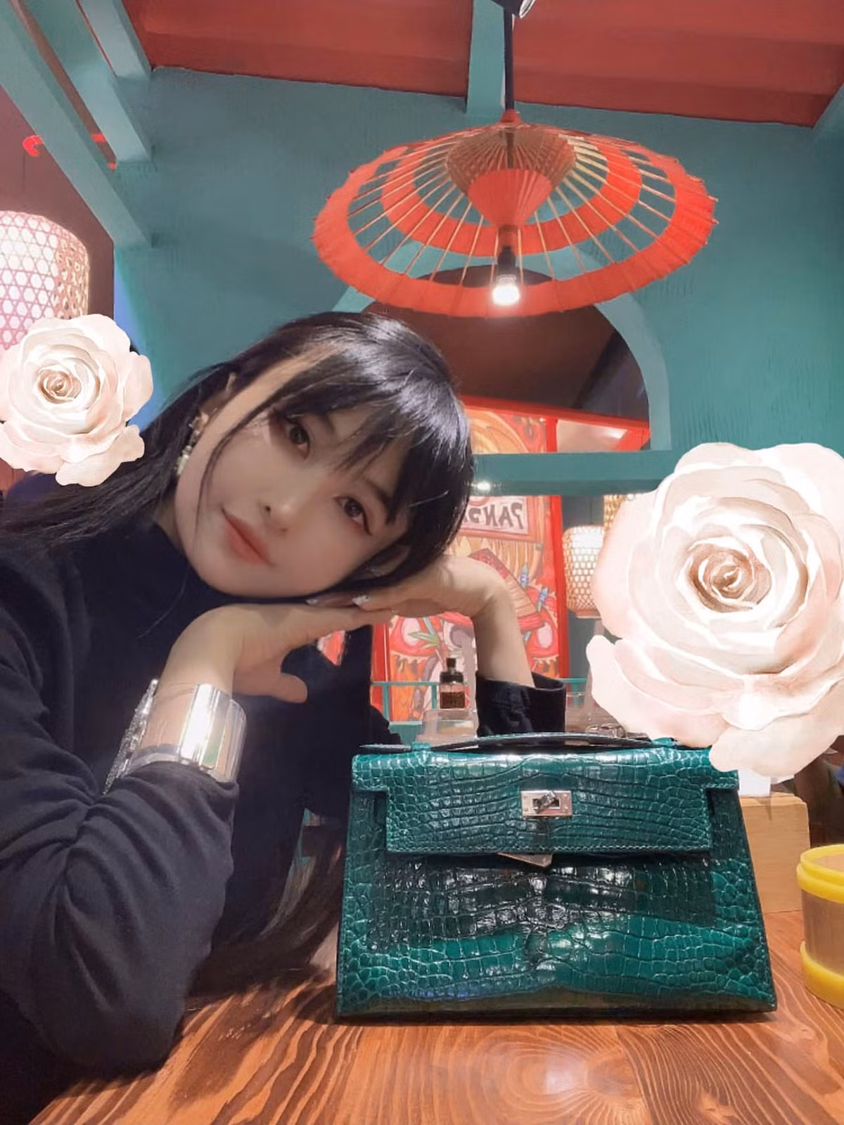 Hermes Kelly 25 Alligator Vert Emerald sử dụng chất liệu da cá sấu sông Nile, được may thủ công 100% cũng có mức giá hơn 2 tỷ đồng.