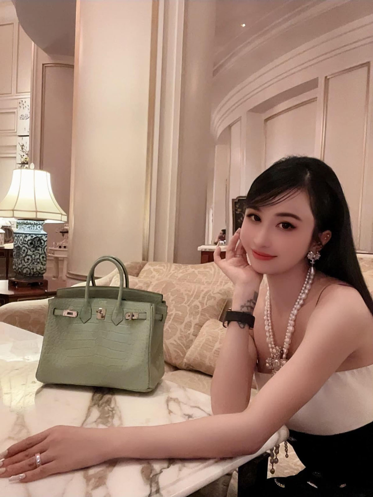 Birkin da cá sấu gam xanh cỡ 30 cm có giá dao động 80.000 - 130.000 USD (2 tỷ - hơn 3,3 tỷ đồng) trên Sotheby's.