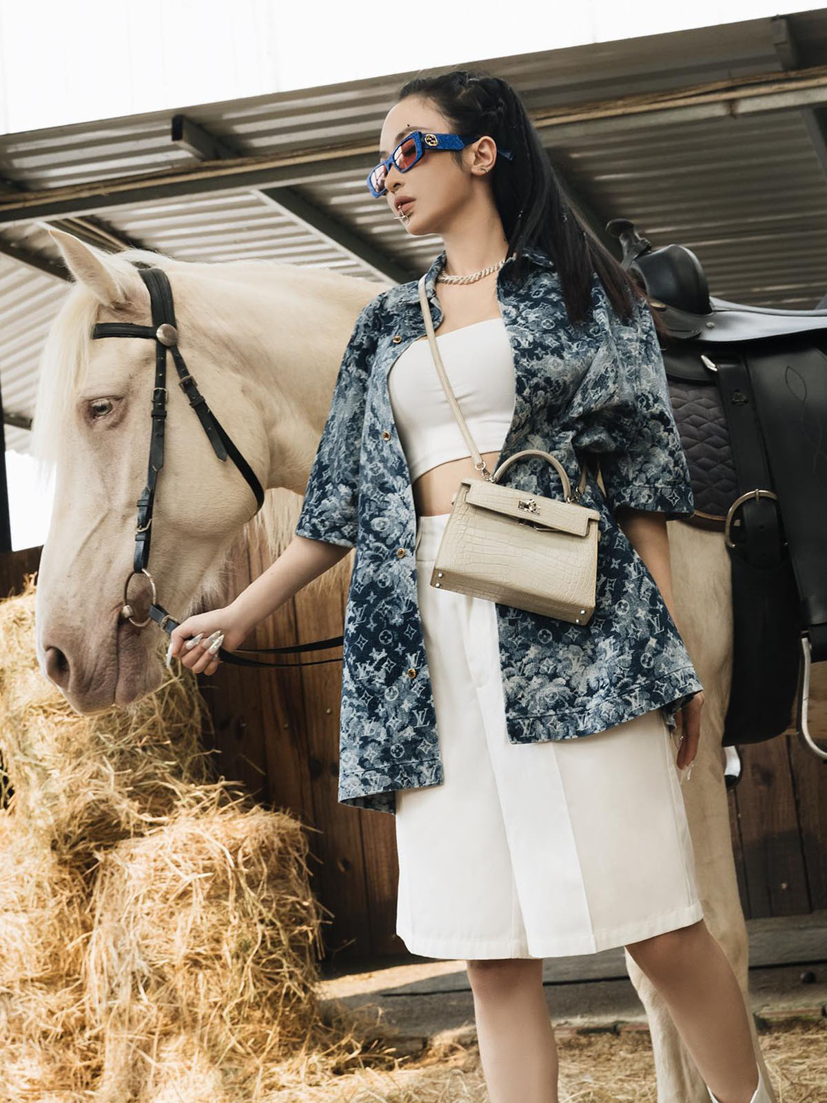 Một bản màu kem trung tính của mẫu Kelly mà Mina Phạm sở hữu.