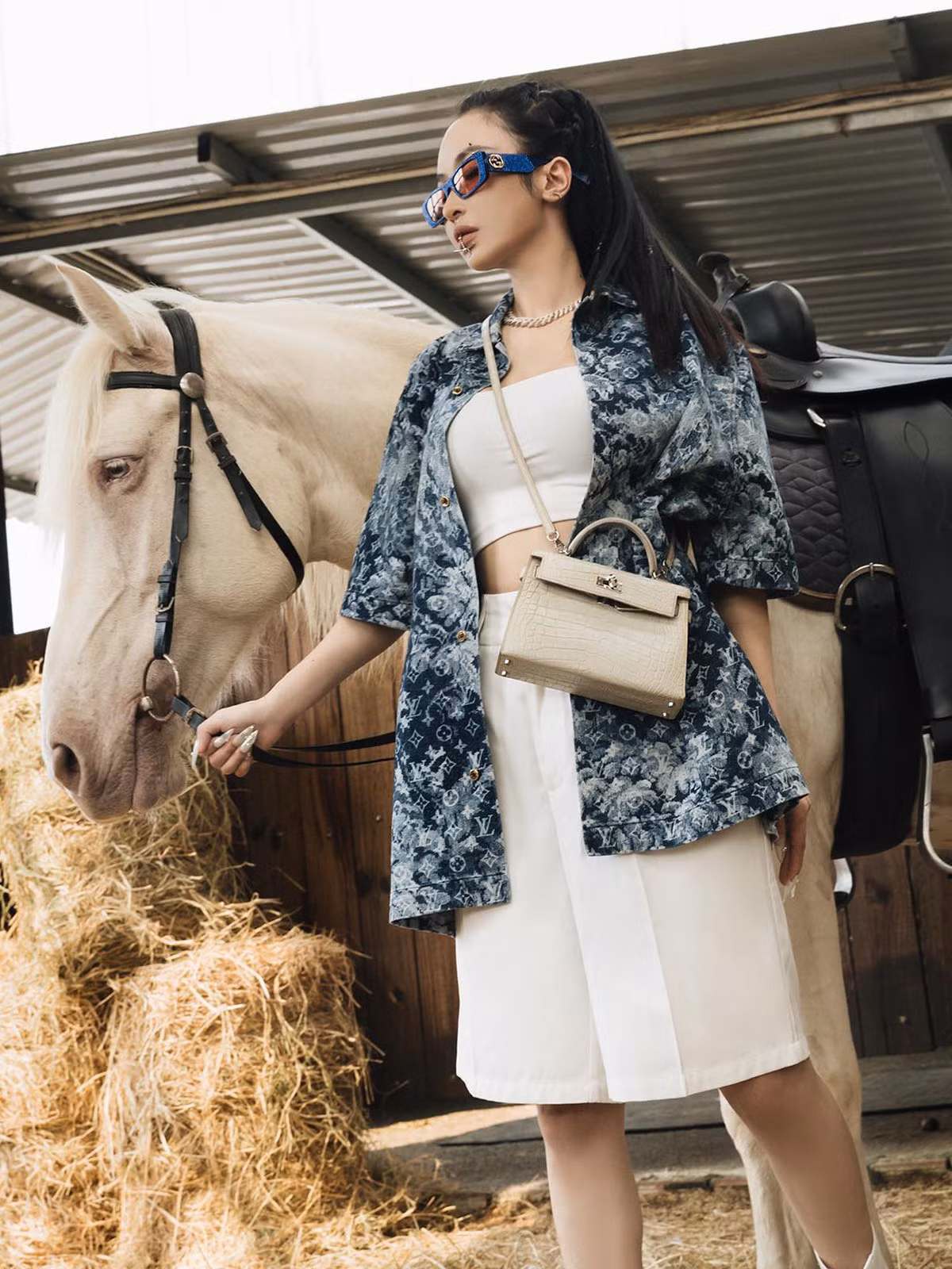 Một bản màu kem trung tính của mẫu Kelly mà Mina Phạm sở hữu.