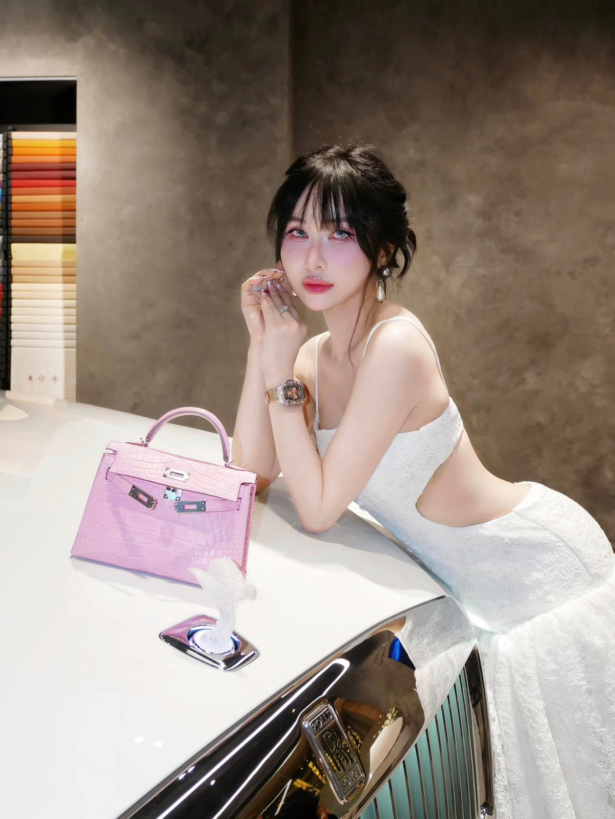 Dự sự kiện hồi tháng 10/2024, bà mẹ hai con diện áo Chanel 8.000 USD (206 triệu đồng), phối túi Kelly da cá sấu 20 cm, dao động 40.000 - 60.000 USD (1 tỷ - hơn 1,5 tỷ đồng).