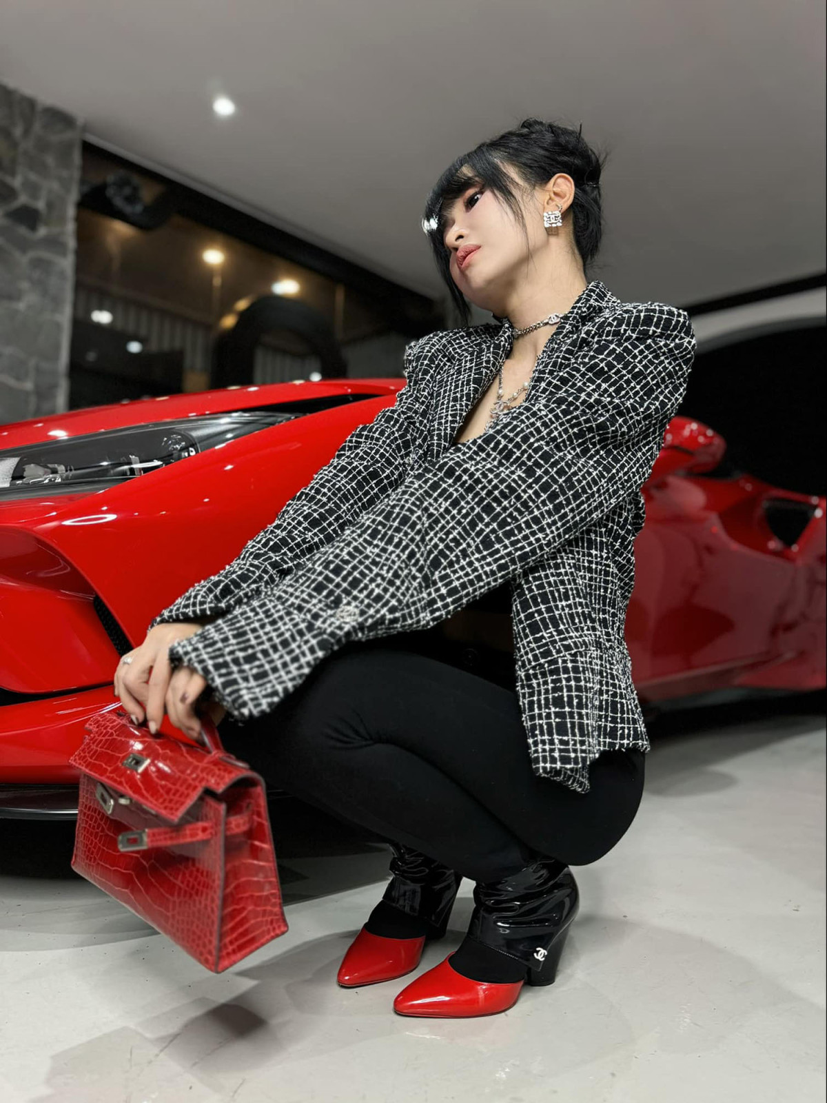 Mẫu túi Hermes Kelly da cá sấu đỏ cũng được Mina Phạm sử dụng phối với nhiều set đồ khác nhau cả đi chơi lẫn đi dự sự kiện.