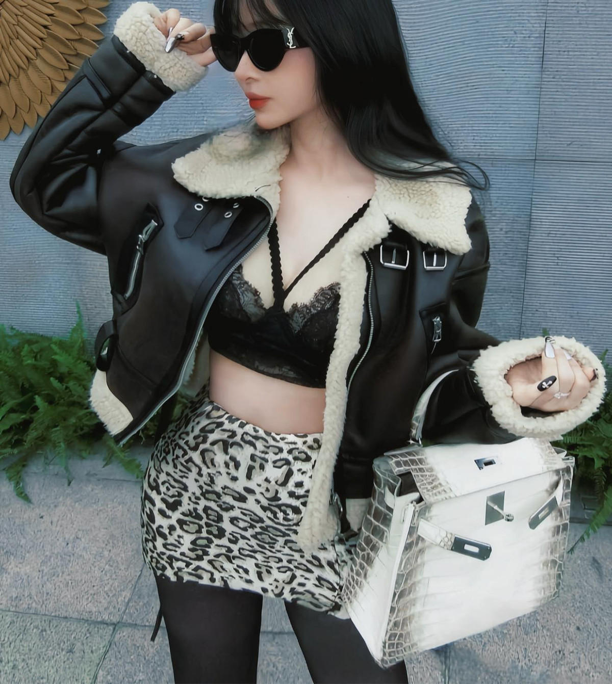 Điển hình như trong loạt ảnh được đăng tải gần đây, cô nàng mang túi Hermes Kelly da cá sấu bạch tạng quý hiếm, được yết giá 165.000 USD (hơn 4,2 tỷ đồng). Chiếc túi xách này khi về tay ước chừng giá trị còn bị đội lên do độ quý hiếm.