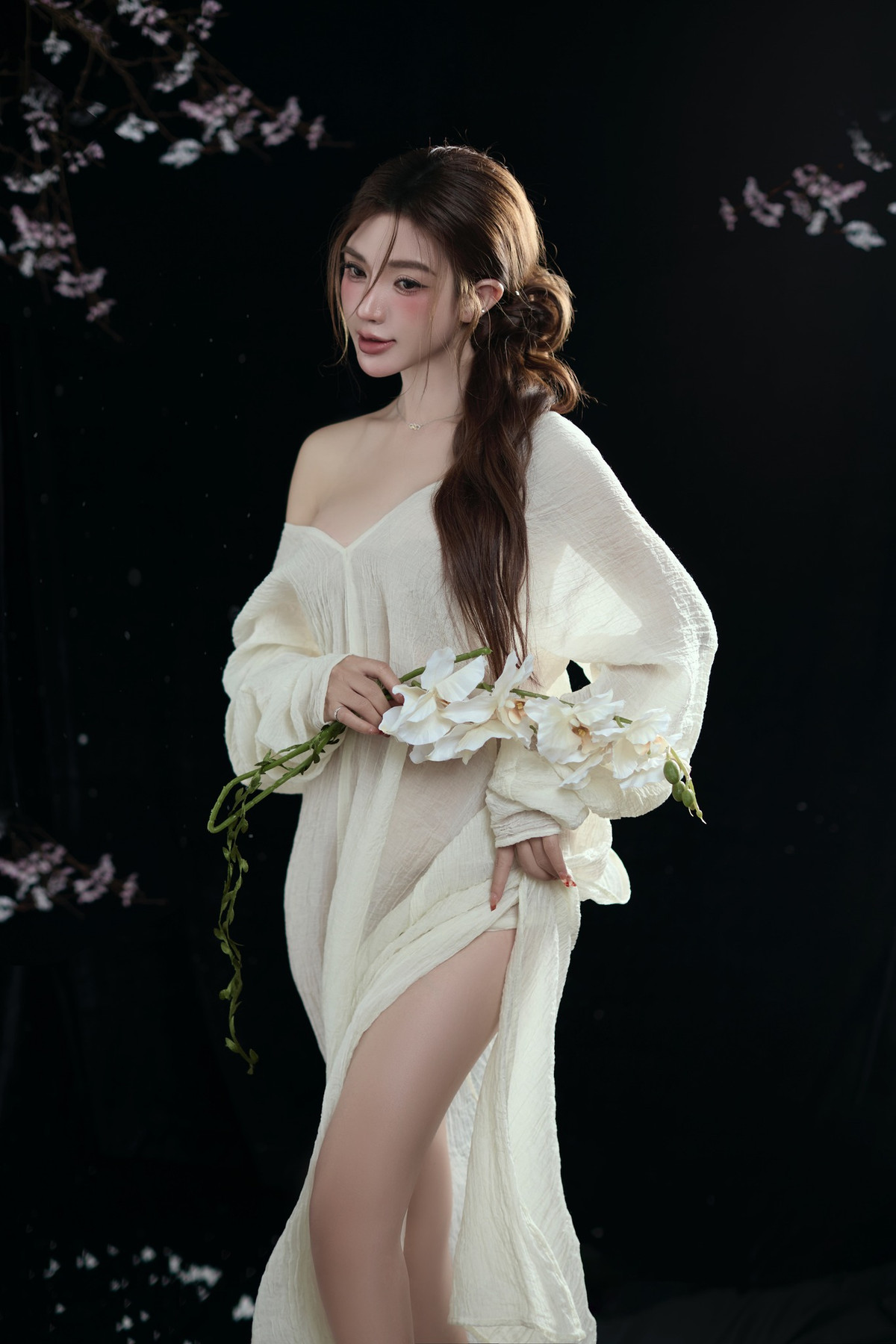 Mỹ Duyên còn có niềm đam mê đặc biệt với xe phân khối lớn. Cô thường xuyên chia sẻ những hình ảnh lái xe "khủng" trên trang cá nhân, thu hút sự chú ý của đông đảo cộng đồng mạng.