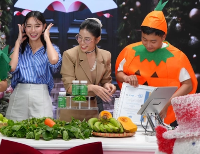 Được mệnh danh là "chiến thần chốt đơn", cặp đôi "chị em rọt" là Hằng Du Mục và Quang Linh không ít lần có sự kết hợp trong các phiên livestream bán hàng với doanh số cực khủng. Đồng hành với bộ đôi "chị em rọt" này, nàng Hậu Thùy Tiên cũng thường xuất hiện trong những phiên trực tiếp thu hút về lượng lớn người xem.