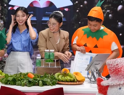 Được mệnh danh là "chiến thần chốt đơn", cặp đôi "chị em rọt" là Hằng Du Mục và Quang Linh không ít lần có sự kết hợp trong các phiên livestream bán hàng với doanh số cực khủng. Đồng hành với bộ đôi "chị em rọt" này, nàng Hậu Thùy Tiên cũng thường xuất hiện trong những phiên trực tiếp thu hút về lượng lớn người xem.