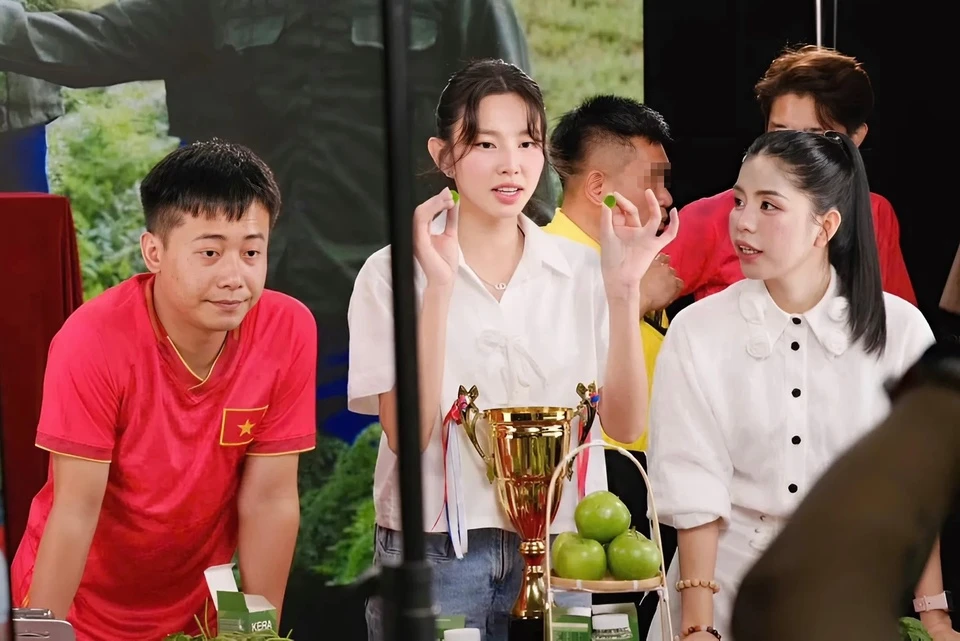 Tạo dựng nên sự uy tín bởi sự cam kết trong việc bảo vệ quyền lợi khách hàng, đồng thời đặt chất lượng sản phẩm lên hàng đầu, Quang Linh và Hằng Du Mục mới đây lại khiến nhiều người thất vọng với màn PR "lố" viên kẹo rau Kera.